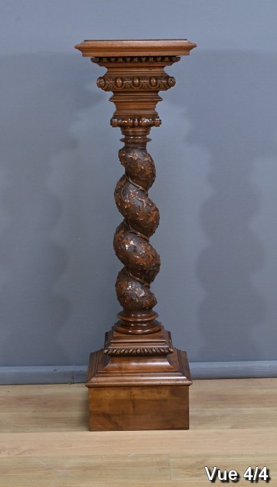 Important Swivel Column in Solid Walnut - 1900