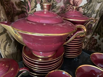 Beautiful "50" coffee and tea service with many pieces in antique red and bright gold ceramics.