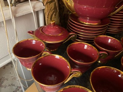 Beautiful "50" coffee and tea service with many pieces in antique red and bright gold ceramics.