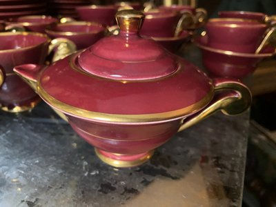 Beautiful "50" coffee and tea service with many pieces in antique red and bright gold ceramics.