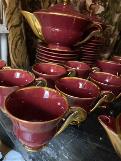 Beautiful "50" coffee and tea service with many pieces in antique red and bright gold ceramics.