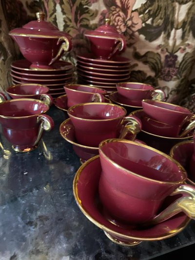 Beautiful "50" coffee and tea service with many pieces in antique red and bright gold ceramics.