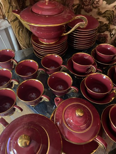 Beautiful "50" coffee and tea service with many pieces in antique red and bright gold ceramics.