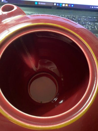 Beautiful "50" coffee and tea service with many pieces in antique red and bright gold ceramics.