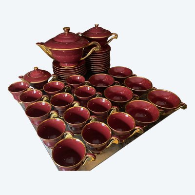 Beautiful "50" coffee and tea service with many pieces in antique red and bright gold ceramics.