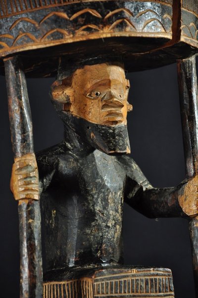 Siège de dignitaire africain sculpté en bois début XXe siècle