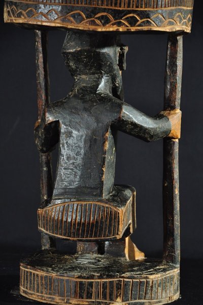 Siège de dignitaire africain sculpté en bois début XXe siècle