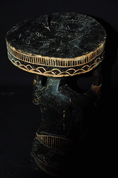 Siège de dignitaire africain sculpté en bois début XXe siècle