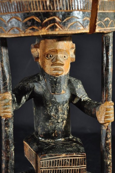 Siège de dignitaire africain sculpté en bois début XXe siècle