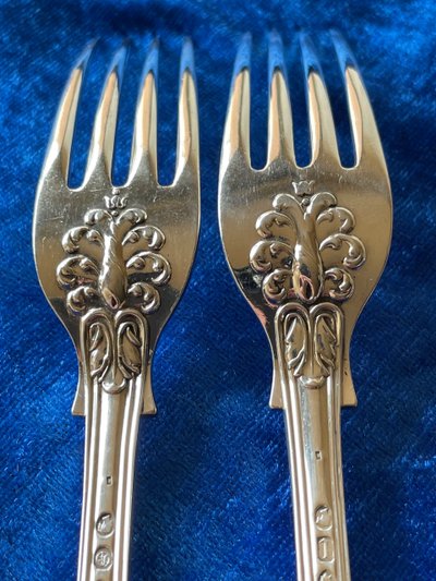 2 English cutlery sets.