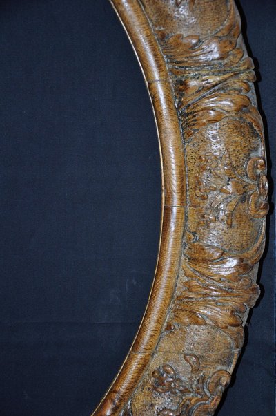 Cadre ovale en chêne massif sculpté époque XVIIIe style rocaille