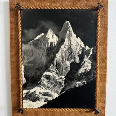 Photographie de montagne en noir et blanc cadre entourage cordage milieu XXe