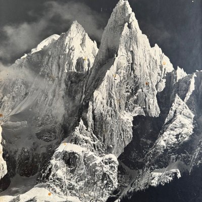 Photographie de montagne en noir et blanc cadre entourage cordage milieu XXe