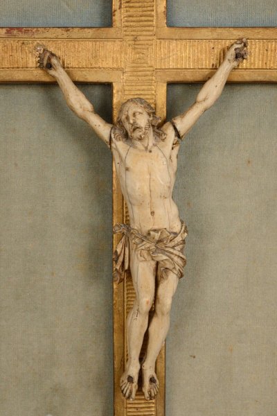 Hand-carved Christ 18th century gilded wood frame decorated with flowers