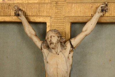 Hand-carved Christ 18th century gilded wood frame decorated with flowers