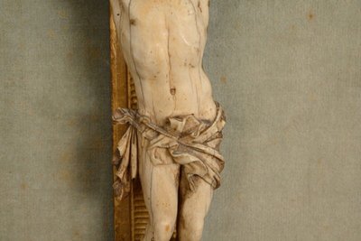 Hand-carved Christ 18th century gilded wood frame decorated with flowers