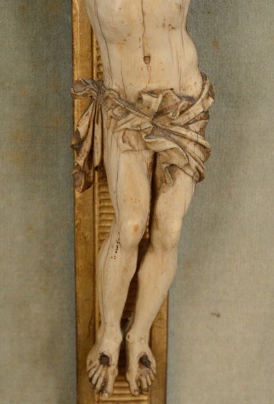 Hand-carved Christ 18th century gilded wood frame decorated with flowers