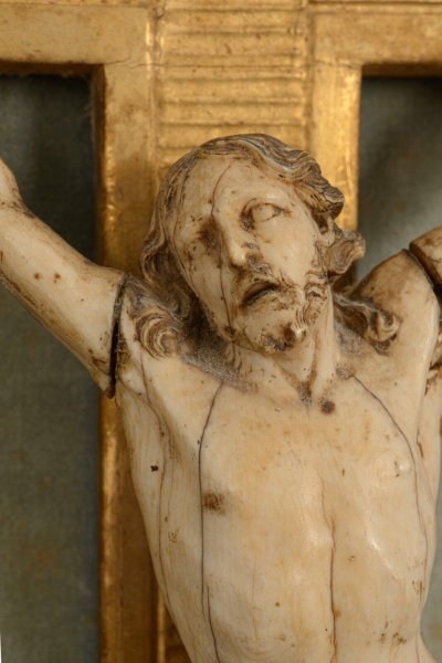 Hand-carved Christ 18th century gilded wood frame decorated with flowers