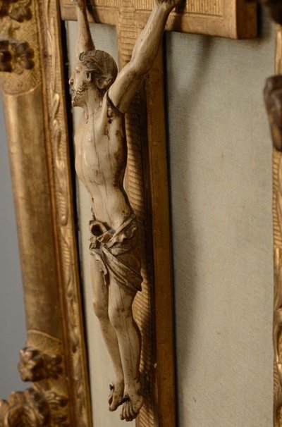 Hand-carved Christ 18th century gilded wood frame decorated with flowers