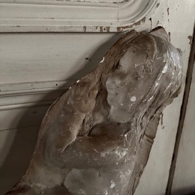 Bas-relief en plâtre représentant un bébé par Charles Filleul XXe