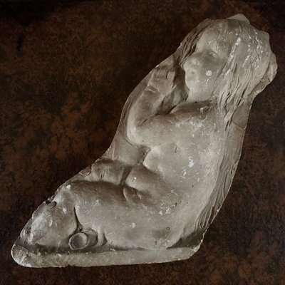 Bas-relief en plâtre représentant un bébé par Charles Filleul XXe