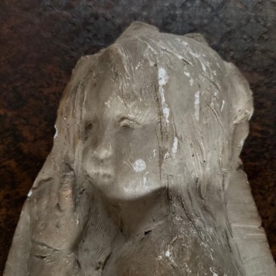 Bas-relief en plâtre représentant un bébé par Charles Filleul XXe