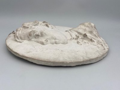Médaillon bas-relief XIXe représentant un jeune homme en costume