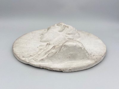 Médaillon bas-relief XIXe représentant un jeune homme en costume