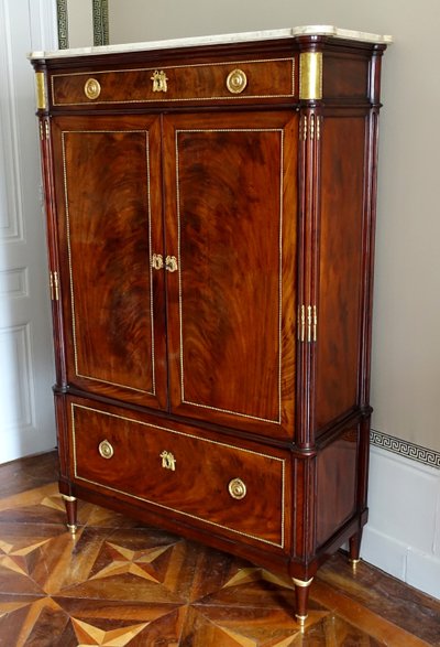 Louis XVI period command cabinet in flamed mahogany and gilt bronze, trefoil lock