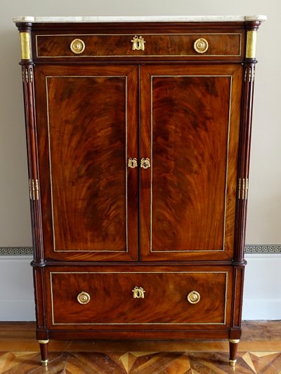 Louis XVI period command cabinet in flamed mahogany and gilt bronze, trefoil lock