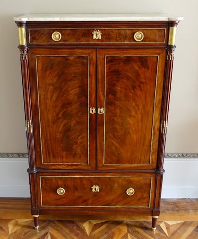 Louis XVI period command cabinet in flamed mahogany and gilt bronze, trefoil lock