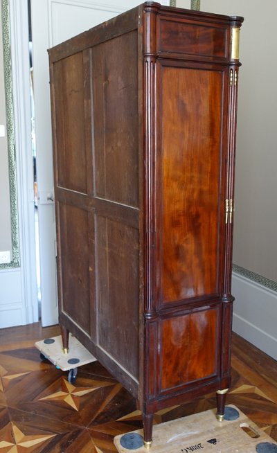 Louis XVI period command cabinet in flamed mahogany and gilt bronze, trefoil lock