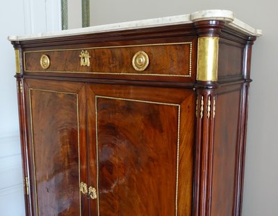 Louis XVI period command cabinet in flamed mahogany and gilt bronze, trefoil lock