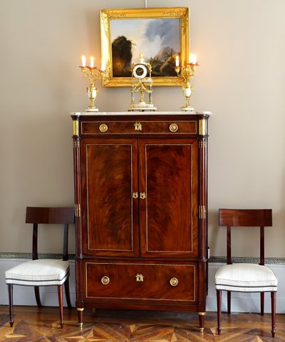 Louis XVI period command cabinet in flamed mahogany and gilt bronze, trefoil lock