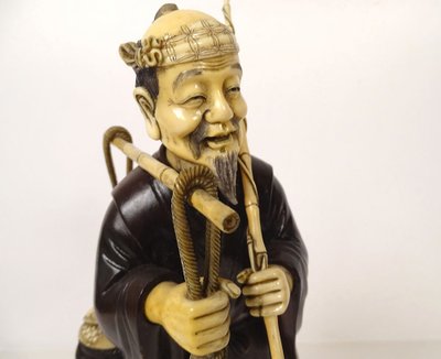 Okimono Statuette Holz Elfenbein Fischer Fischkorb Japan Meiji signiert 19.