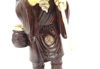 Okimono Statuette Holz Elfenbein Fischer Fischkorb Japan Meiji signiert 19.