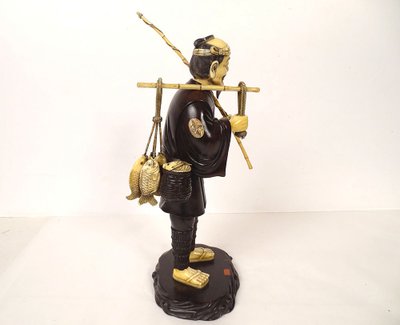 Okimono Statuette Holz Elfenbein Fischer Fischkorb Japan Meiji signiert 19.