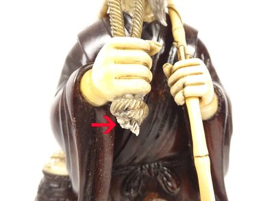 Okimono Statuette Holz Elfenbein Fischer Fischkorb Japan Meiji signiert 19.
