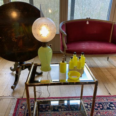 Italie première partie du XXe, lampe en opaline jaune