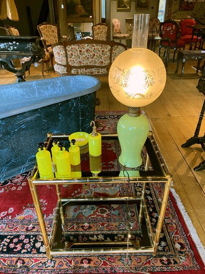 Italie première partie du XXe, lampe en opaline jaune