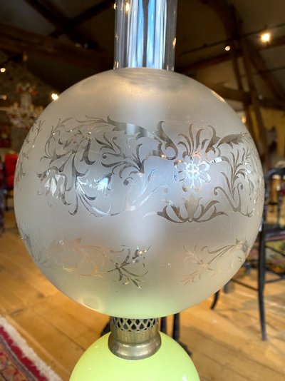 Italie première partie du XXe, lampe en opaline jaune