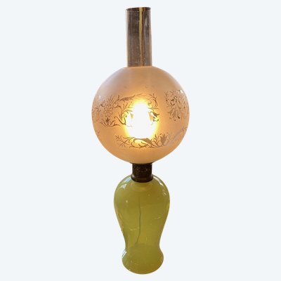 Italie première partie du XXe, lampe en opaline jaune