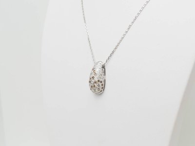 Collier pendentif dôme en or blanc et diamants