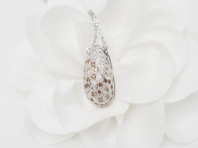 Collier pendentif dôme en or blanc et diamants