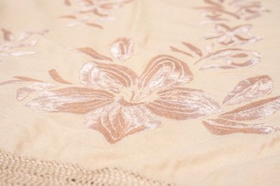 Tovaglia o scialle ricamato del XIX secolo con decorazione floreale e frange