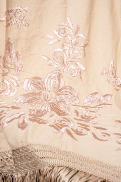 Tovaglia o scialle ricamato del XIX secolo con decorazione floreale e frange