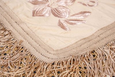 Tovaglia o scialle ricamato del XIX secolo con decorazione floreale e frange