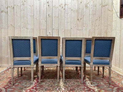 Suite de 8 chaises de style Louis XVI patinées 