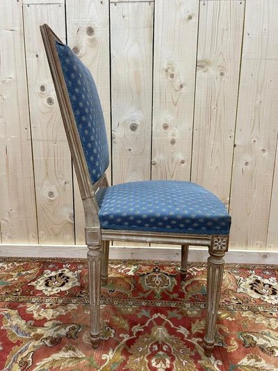 Suite de 8 chaises de style Louis XVI patinées 