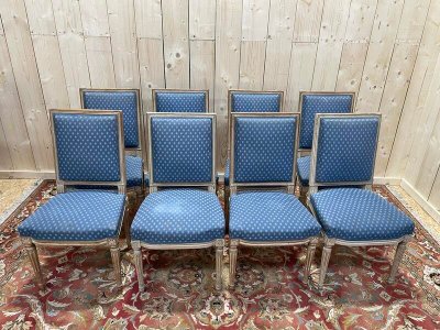 Suite de 8 chaises de style Louis XVI patinées 